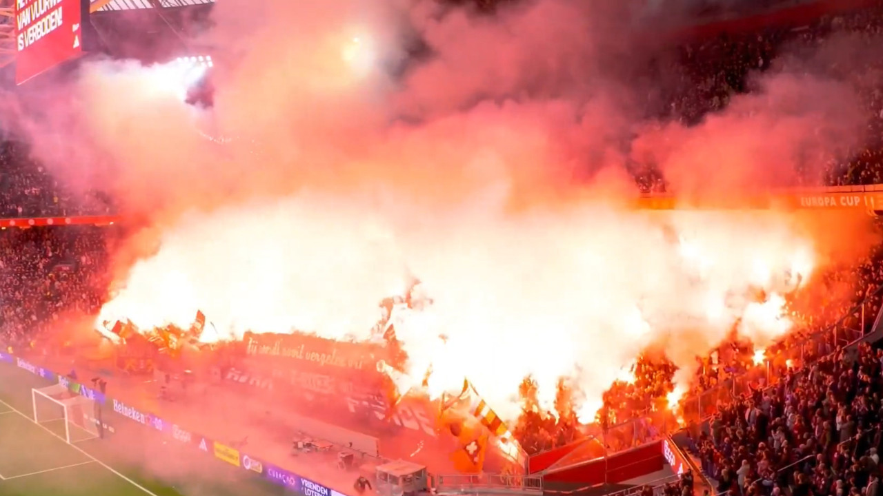 Ajax tribünü alev topuna döndü, hakem maçı durdurdu