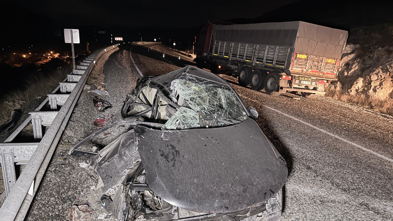 Bariyerleri aşıp TIR’a çarptı: 4 kişi yaralandı