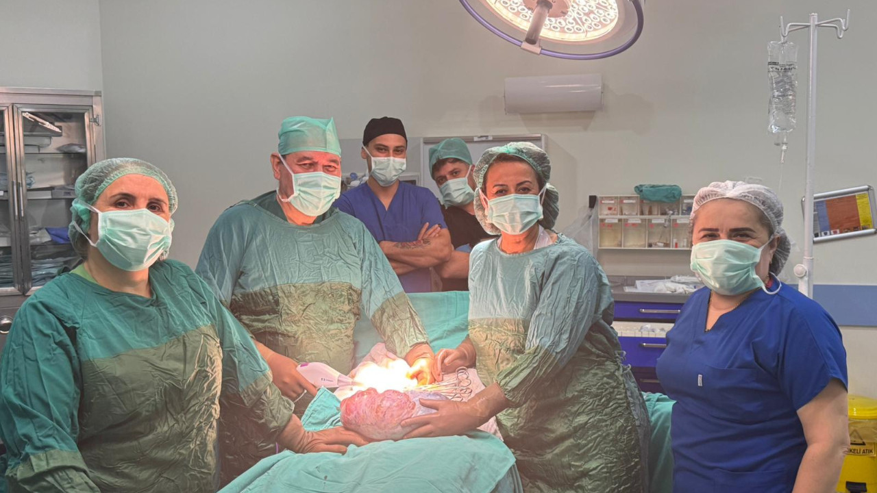 Halsizlik şikayetiyle gitti, karnından 5 kiloluk kitle çıkarıldı