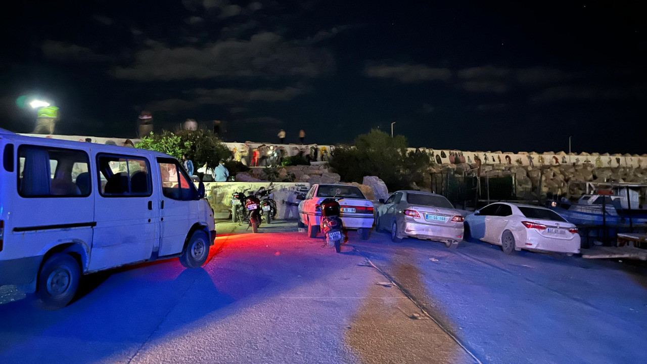 Kayalıklarda yürürken denize düşüp, ağır yaralandı