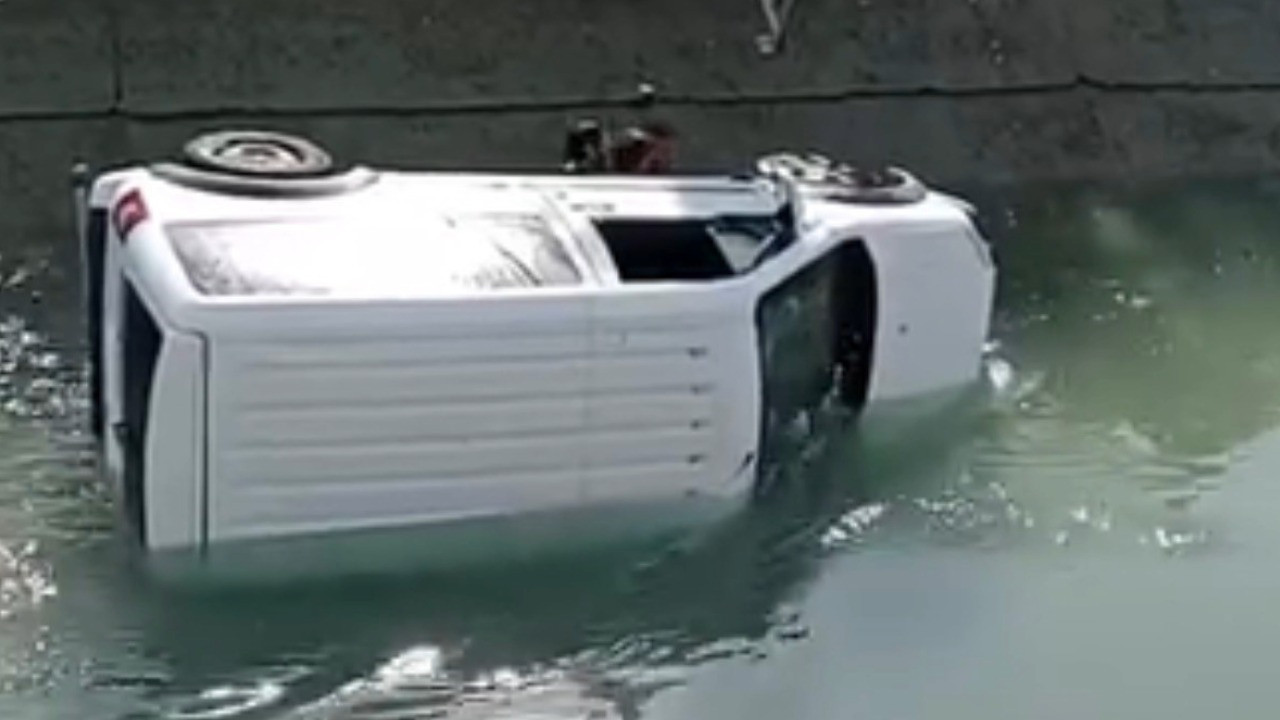 Kontrolden çıkan araç sulama kanalına uçtu