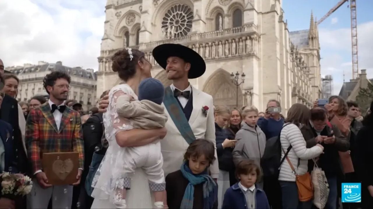 Paris'in sembol yapısında 30 yıl sonra ilk düğün