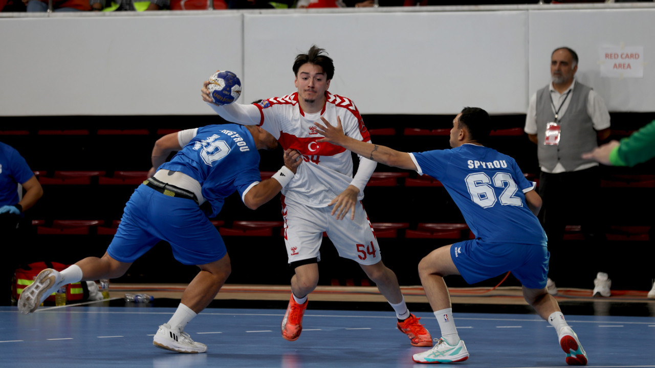 A Milli Erkek Hentbol Takımı, Güney Kıbrıs'ı rahat geçti: Avrupa'da 2. aşamaya çıktı