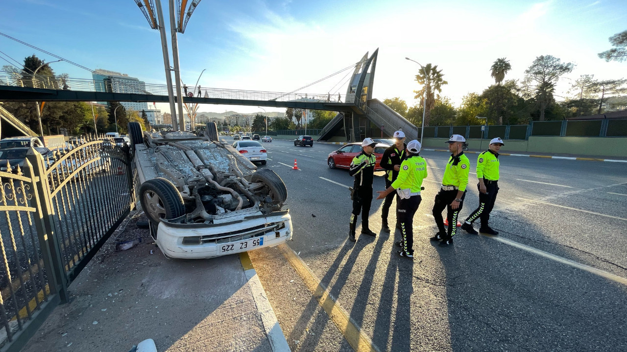 Devrilen otomobildeki 5 kişi yaralandı