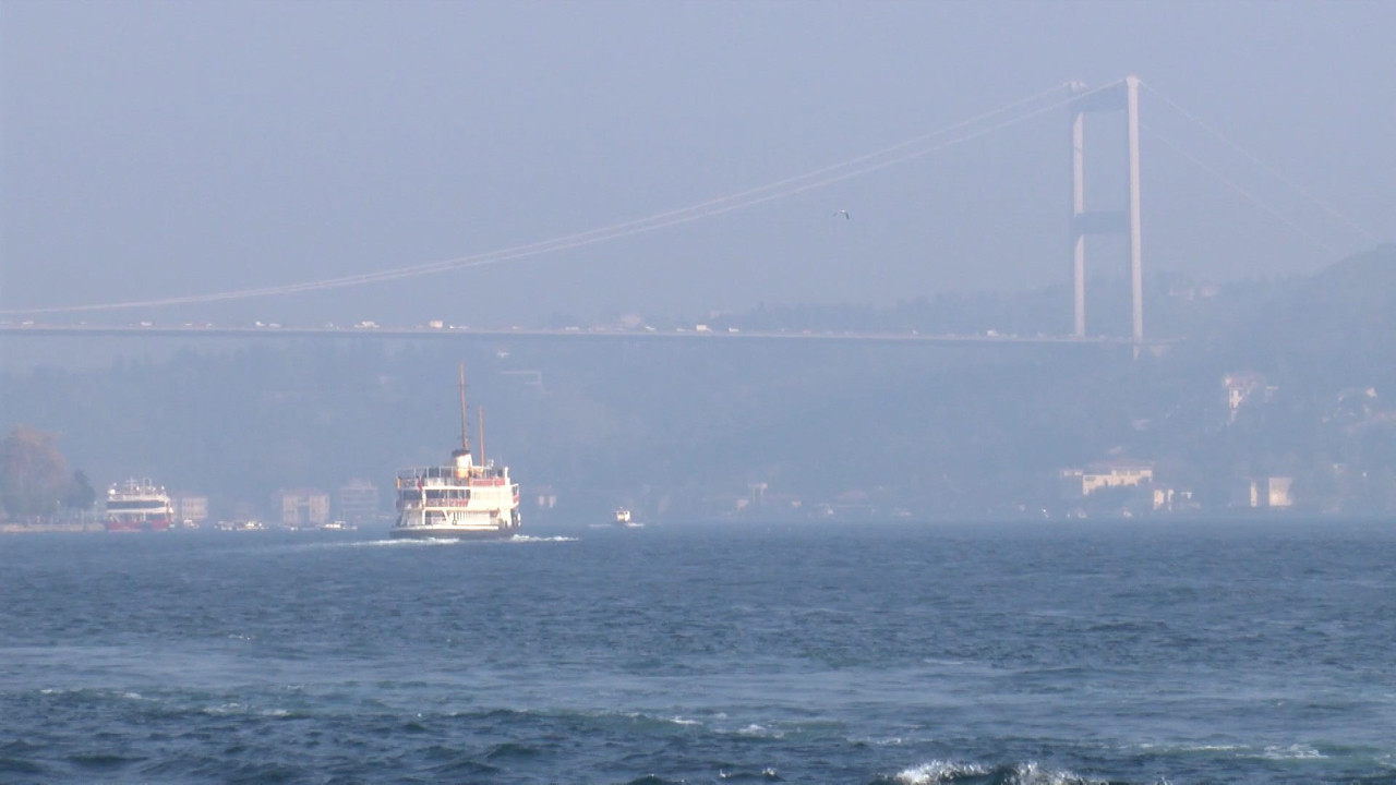 İstanbul Boğazı sisle kaplandı: Köprü görünmez oldu