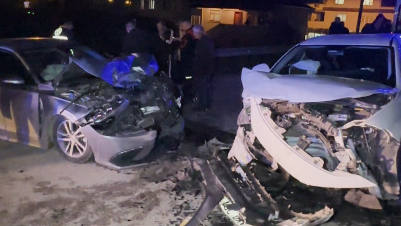 Otomobiller kafa kafaya çarpıştı: Yaralılar var