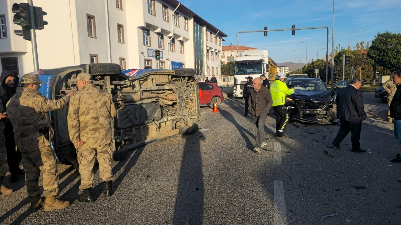 Makam aracı, jandarma minibüsüne çarptı