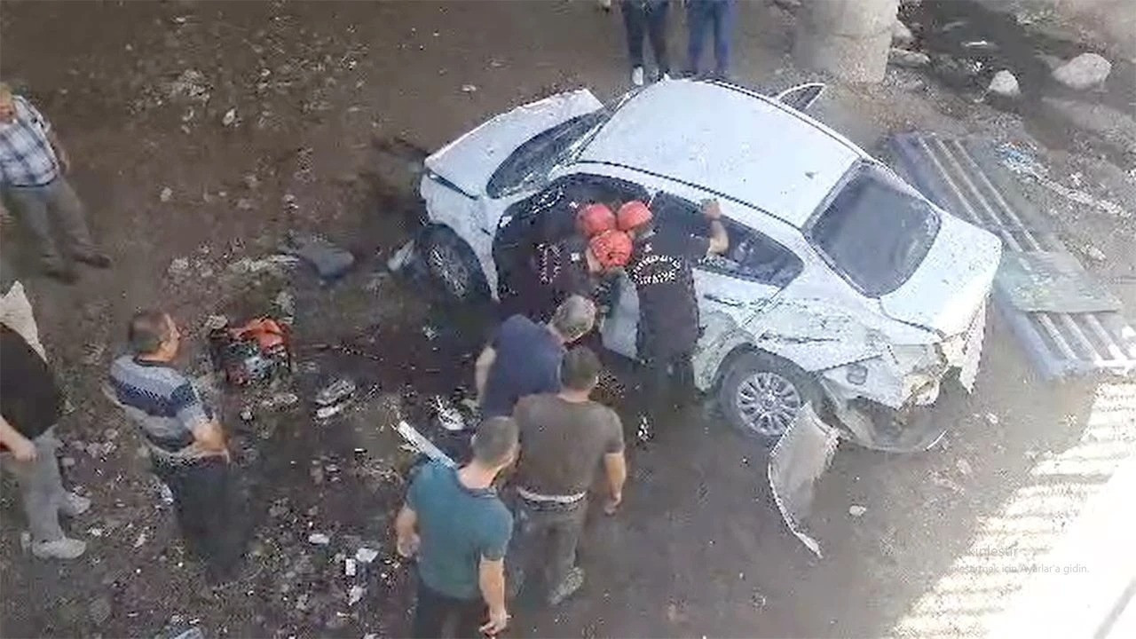 Otomobil köprüden düştü: 2 yaralı