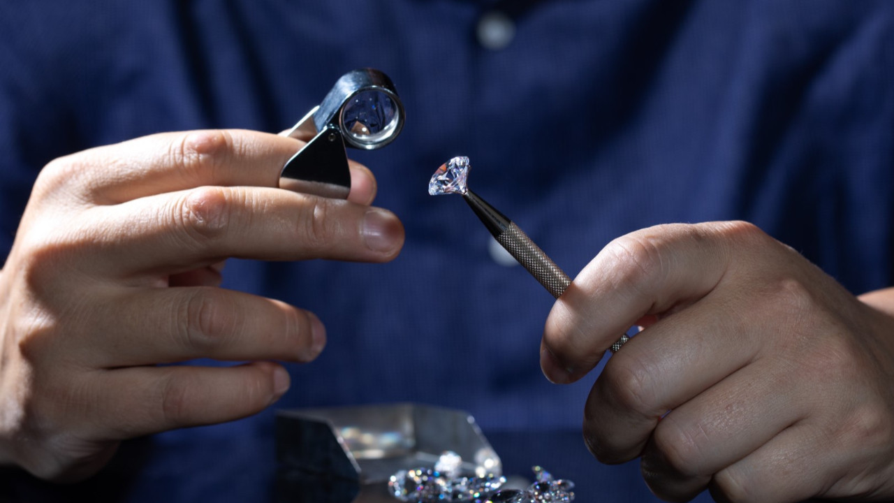 Paris'te bir soygun daha... Mücevherlerle kaçtılar