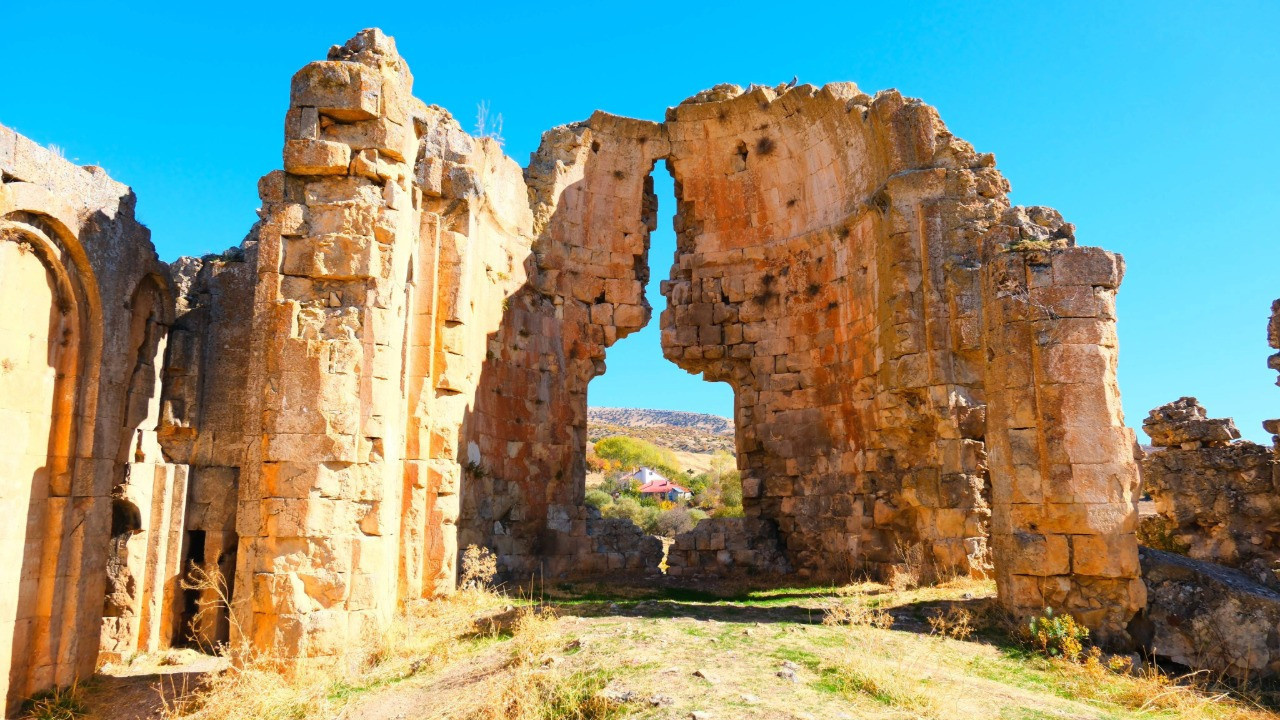 Tarihi kiliseyi delik deşik ettiler, köylüler ayağa kalktı