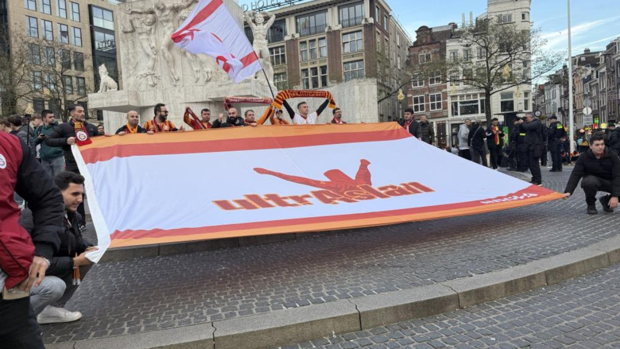 Galatasaray taraftarları, Dam Meydanı’nı sarı kırmızıya boyadı