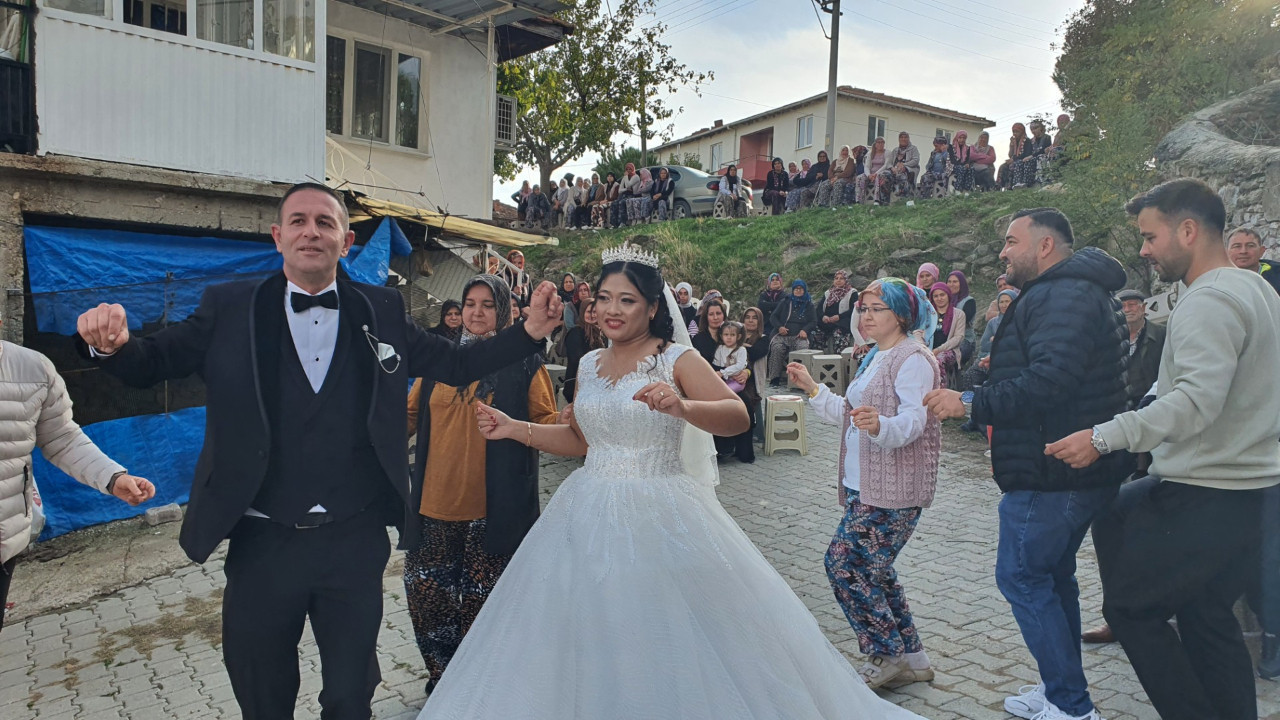 Endonezyalı gelin Manisa’da köy düğünüyle evlendi