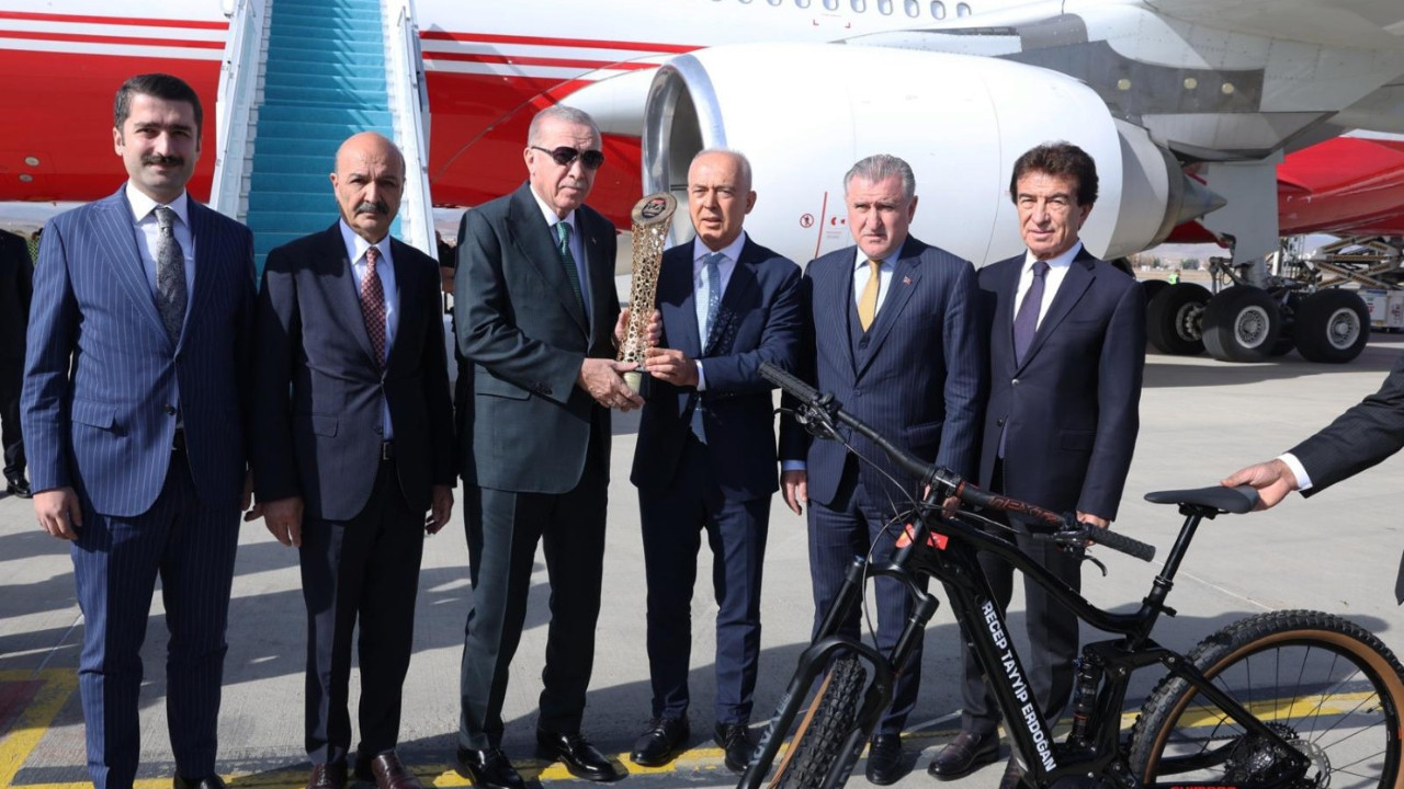 Türkiye Bisiklet Federasyonu, Cumhurbaşkanı Erdoğan’a özel bisiklet hediye etti
