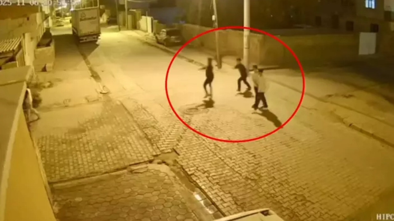 Ev taşlayıp camları kırdılar