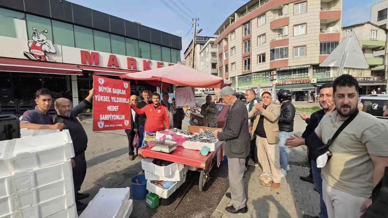 Fanatik balıkçı sözünü tuttu, kilosunu 25 TL'ye sattı