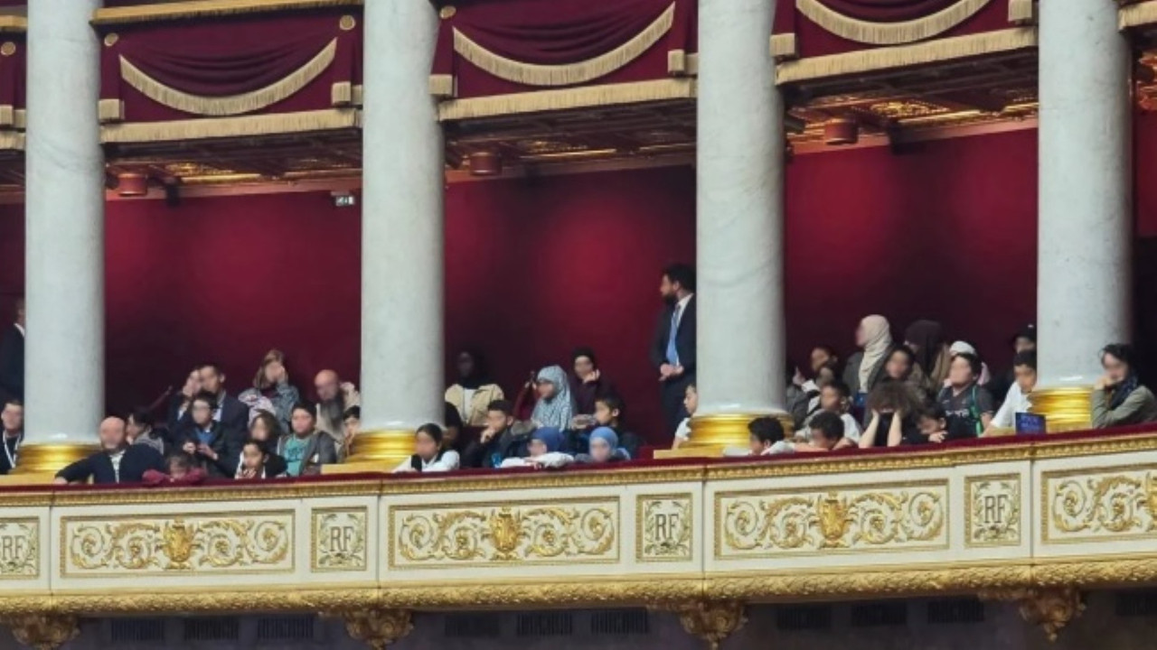 Parlamentodaki başörtülü kız öğrenciler ülkeyi karıştırdı