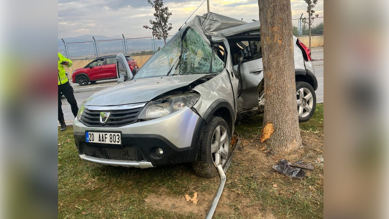 Ağaca çarpan otomobil ikiye bölündü: Genç kadın hayatını kaybetti
