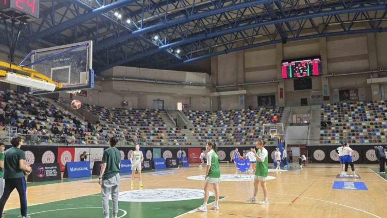 Basketbol Süper Ligi'nde ilginç olay: Anonsör olmayınca mikrofonu gazeteci aldı