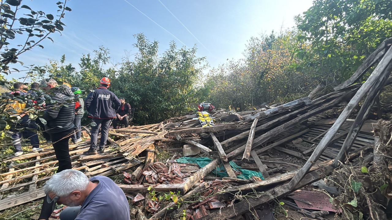 Çöken ahşap yapının altında kalan adam öldü