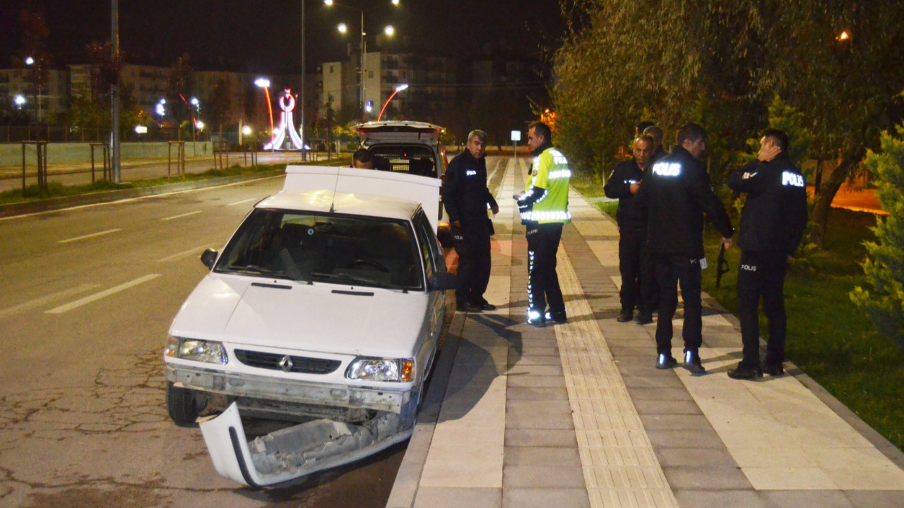 Ehliyetsiz ve alkollü sürücü polisten kaçarken kaza yaptı