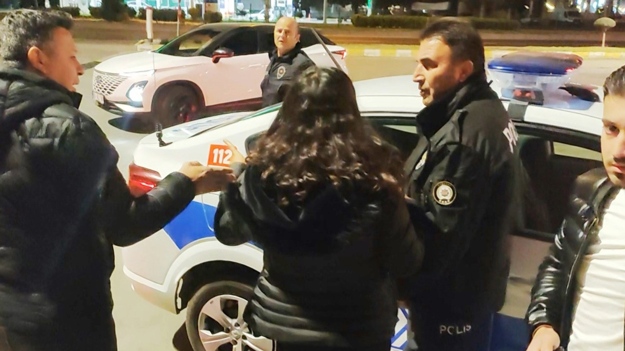 Evden ayrılan avukat kızlarını taksi durağına kilitlediler