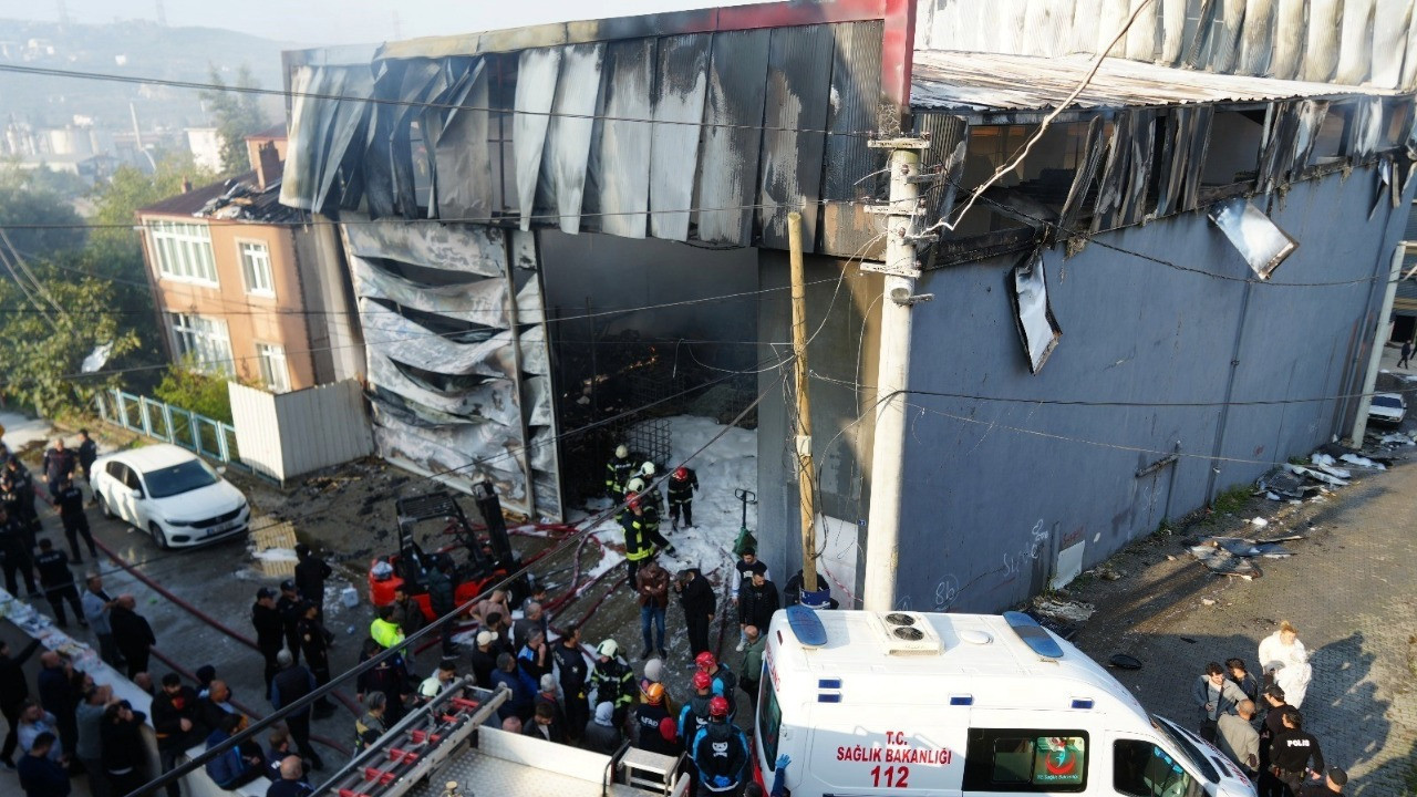 Kocaeli'deki yangın faciasıyla ilgili 6'sı müdür 7 kamu personeli açığa alındı