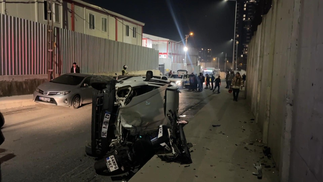 Sarıyer’de hafif ticari araç motosikletin üzerine devrildi: 2 yaralı