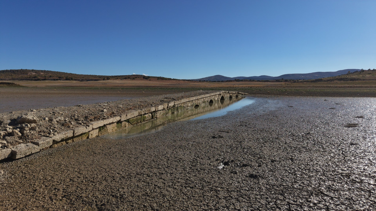 Sular altında kalmıştı… Kuraklık tarihi köprüyü ortaya çıkardı