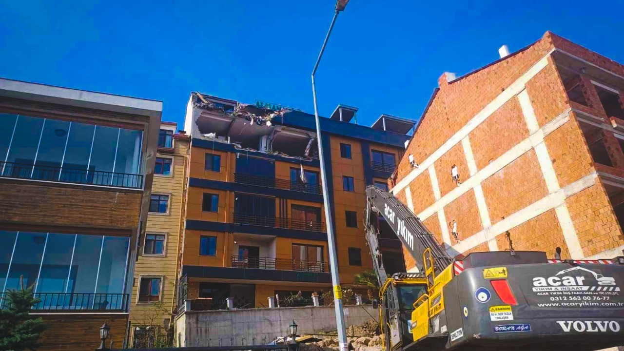 Zemini kaymış, çatlaklar oluşmuştu: Yıkılıyor
