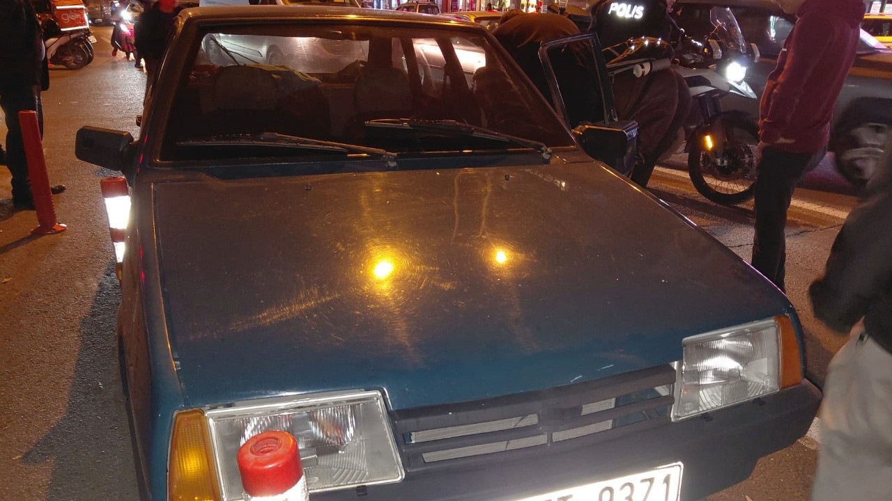 Arıza yapan aracından indi, otobüs çarptı