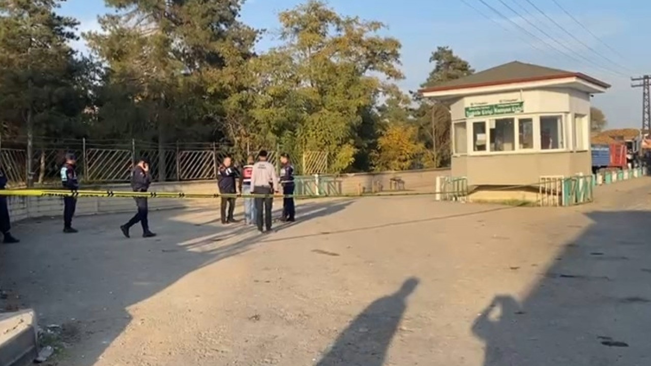 Fabrika önünde, sıra kavgası: 3 yaralı