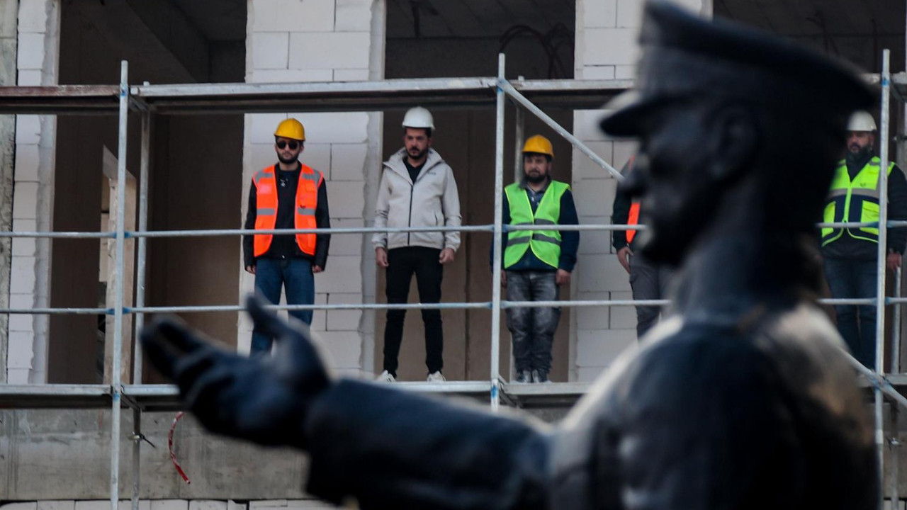 İnşaat işçileri iskelede Ata’ya saygı duruşunda