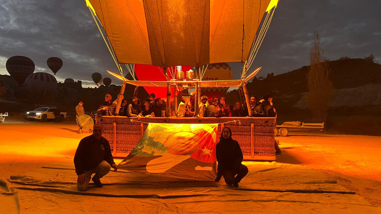 Kapadokya’da 10 Kasım anması: Balonlar Atatürk posterleriyle havalandı