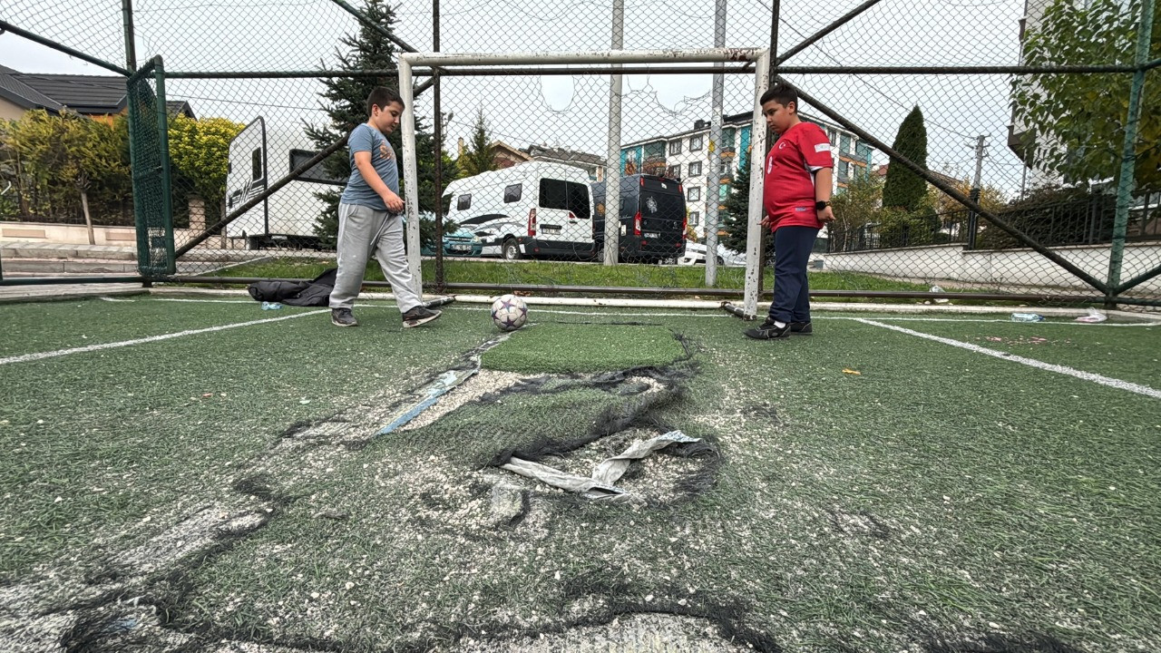 Tepki çeken görüntüler: Çocukların oyun alanını mahvettiler