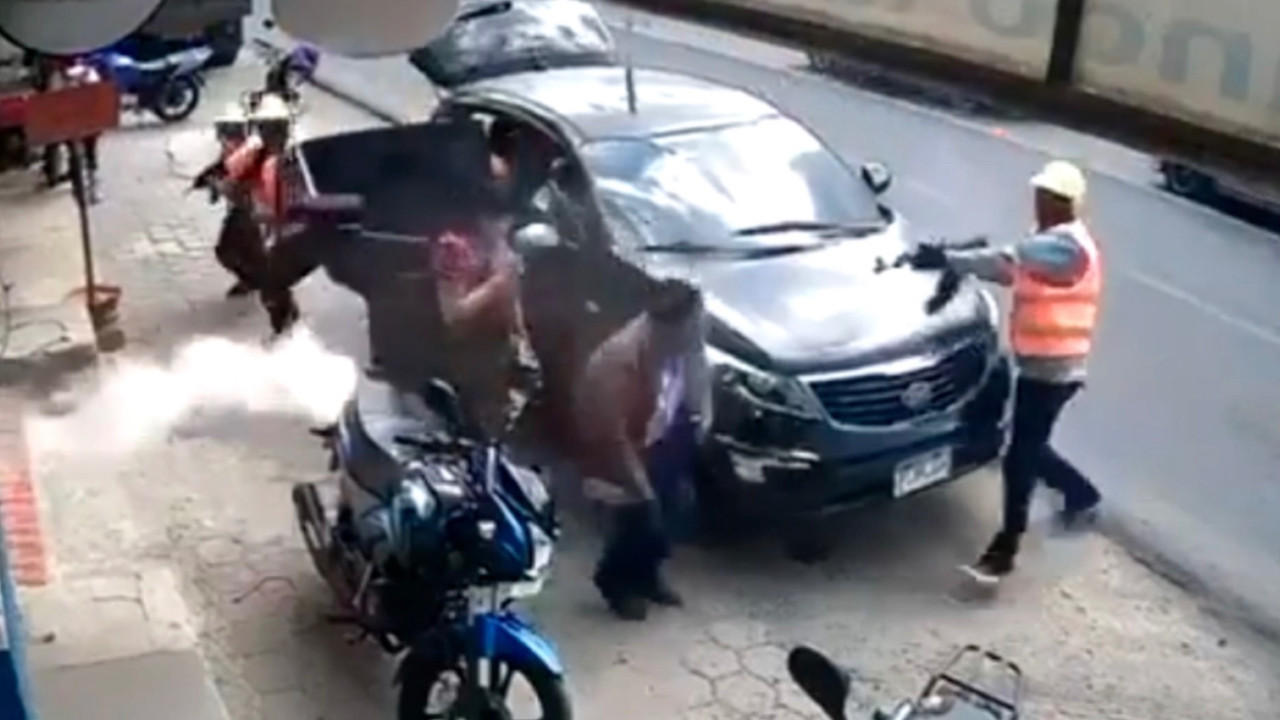 İşçi kostümü giyip iş insanını katlettiler