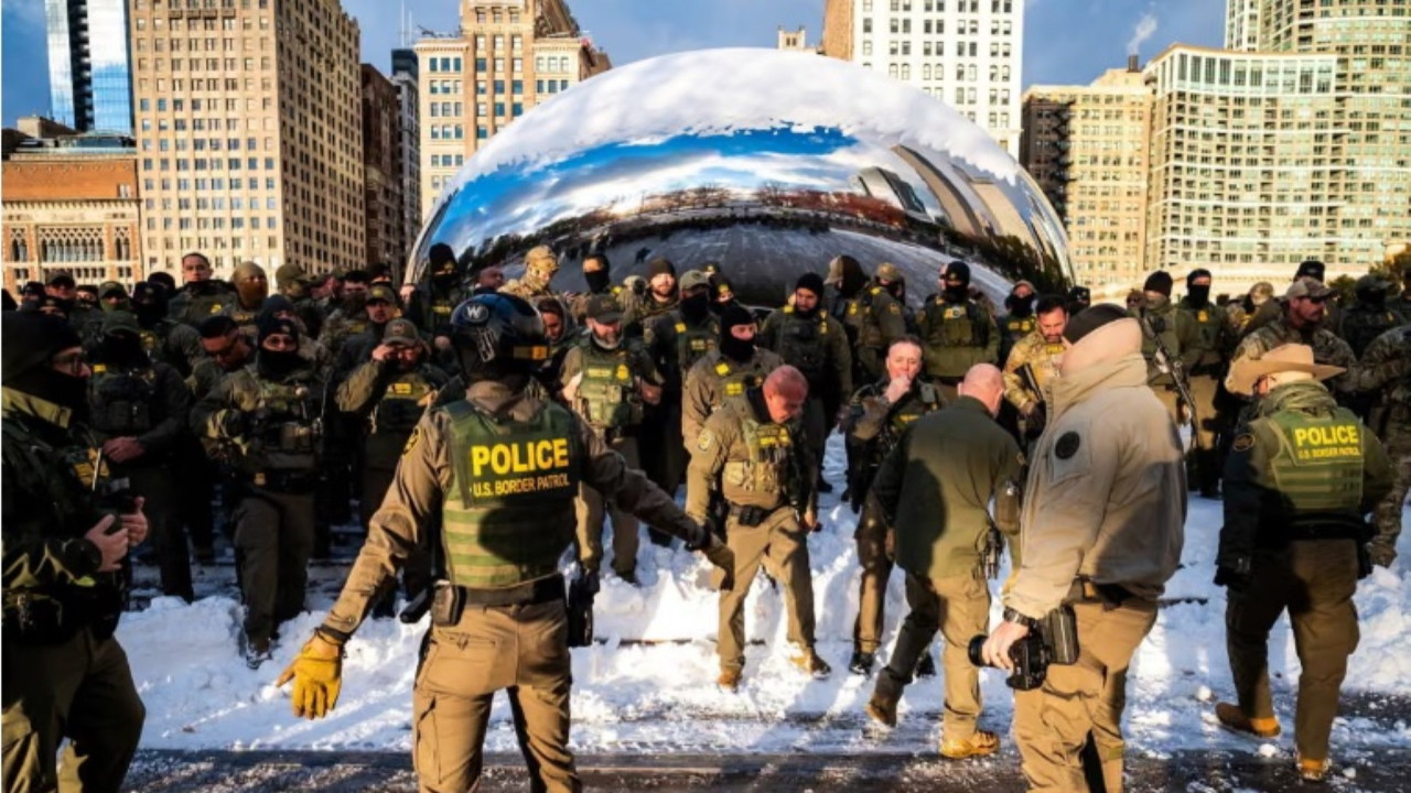 Ünlü sanatçıdan heykeliyle poz veren ABD ajanlarına sert tepki