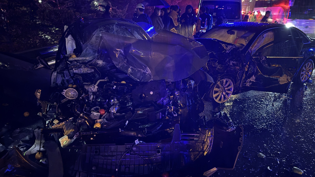 Ataşehir'de zincirleme kaza: Araçlar hurdaya döndü