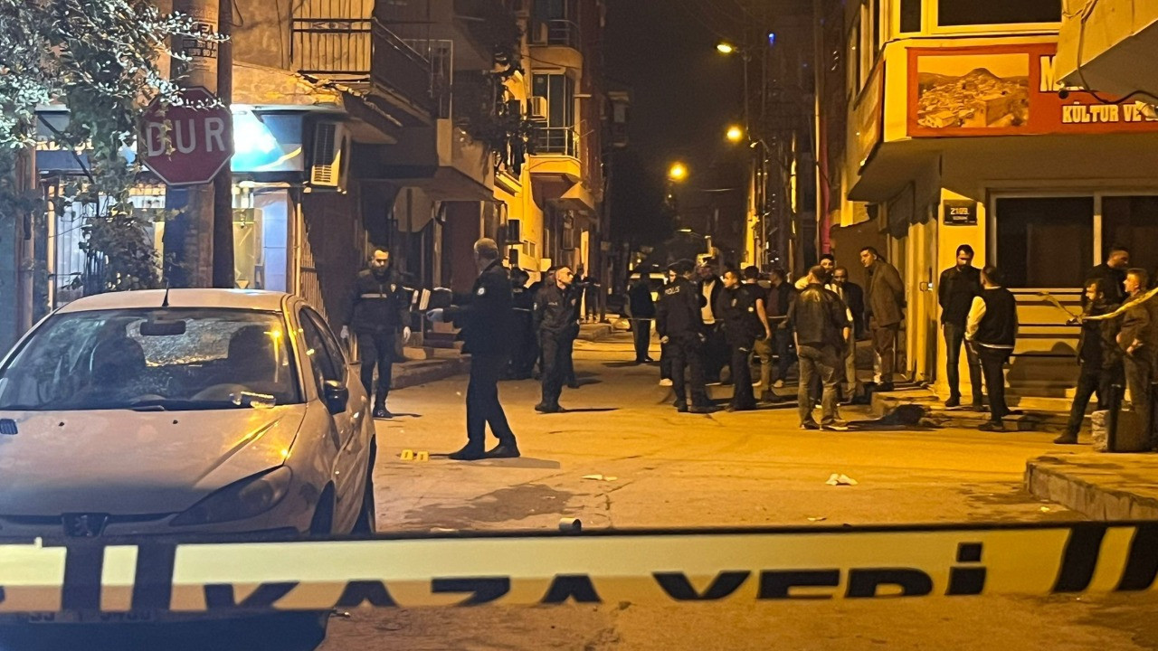 İzmir’de sokak ortasında silahlı saldırı: 1 ölü, 3 yaralı