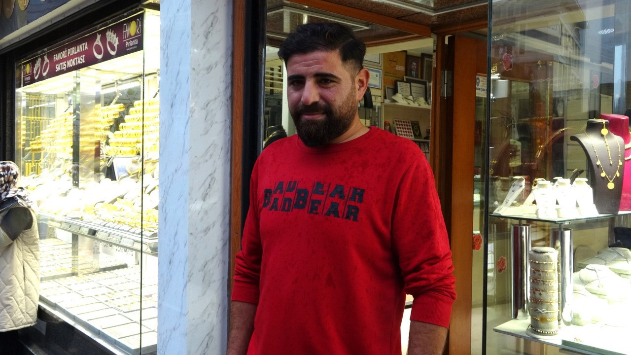 Kuyumcu yanlışlıkla fazla ödedi, vatandaş dönüp iade etti