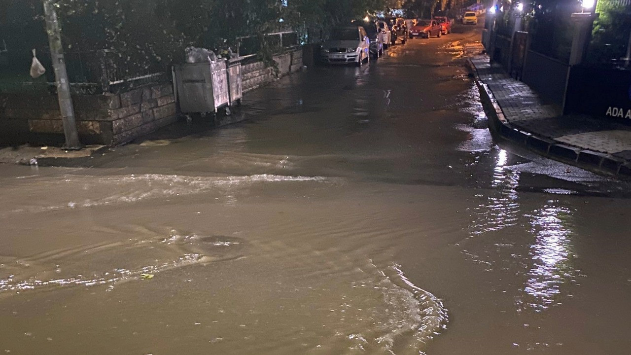 Maltepe’de sağanak sonrası sokaklar göle döndü