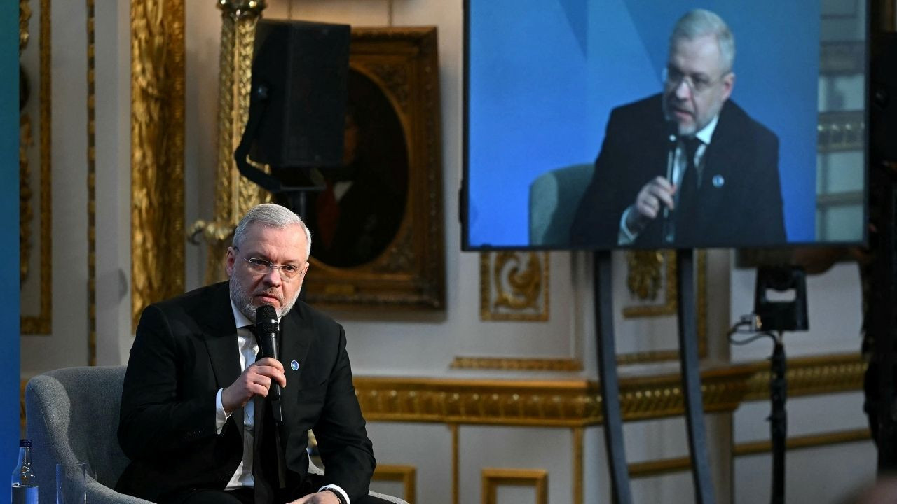 Yolsuzluk depremi: Adalet bakanı görevden uzaklaştırıldı