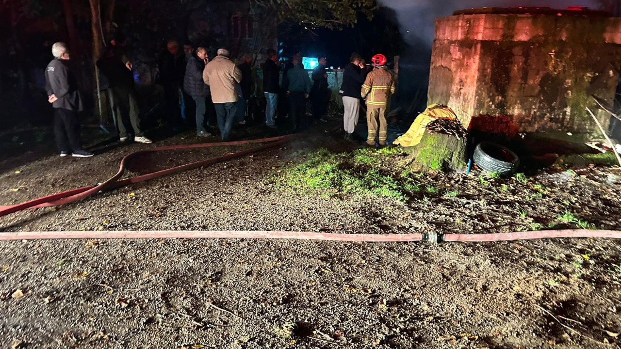 Yıldırım garaja isabet etti, iki araç kül oldu