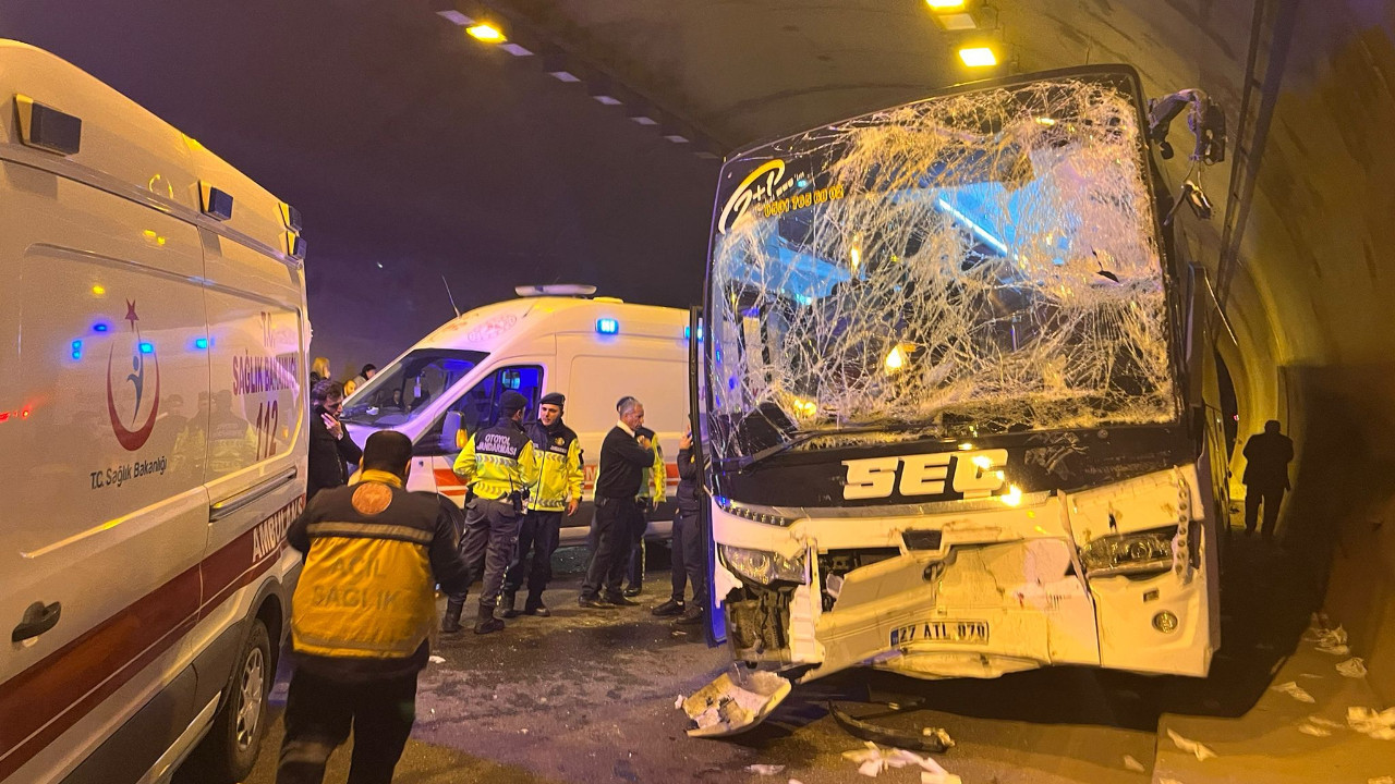 Yolcu otobüsü ile TIR tünelde çarpıştı: Yararlılar var