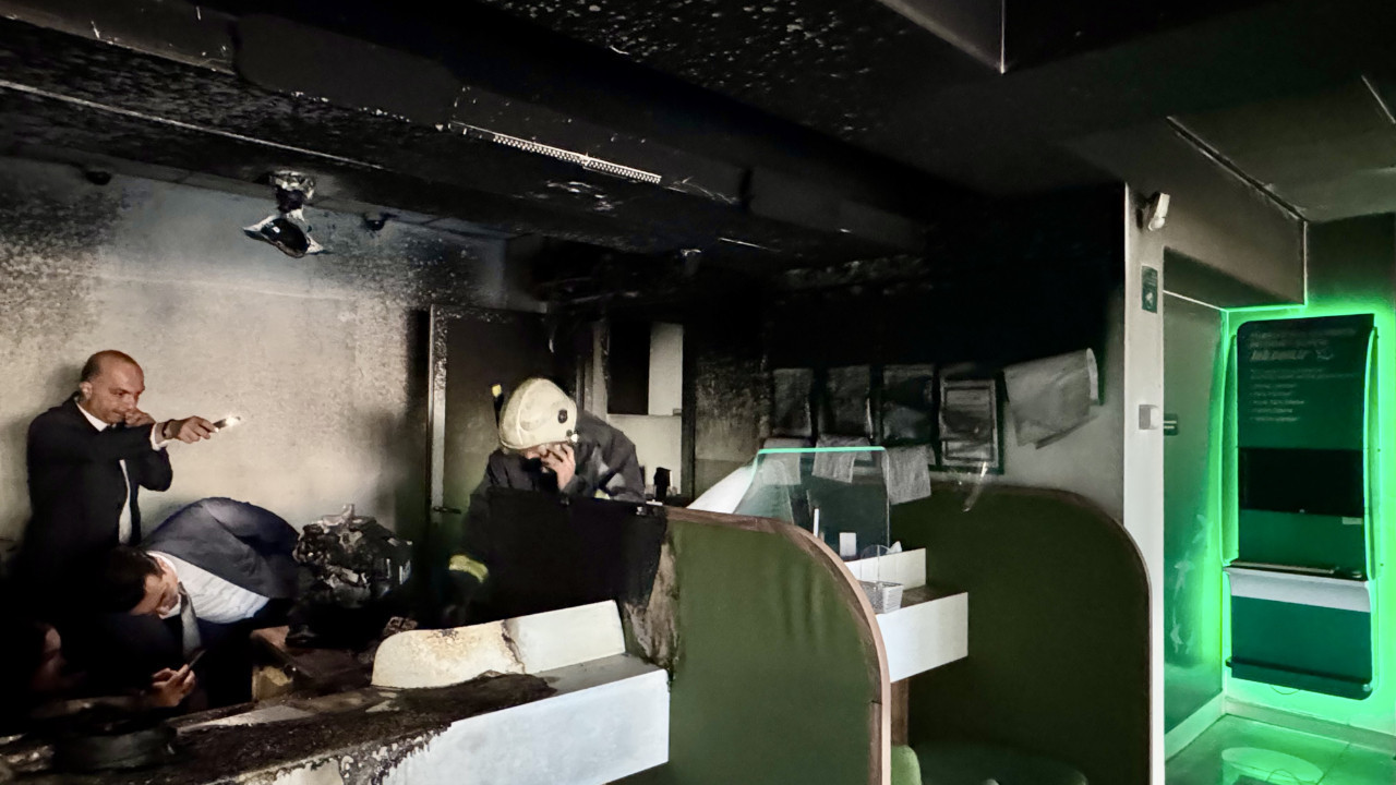 Banka şubesi kül oldu