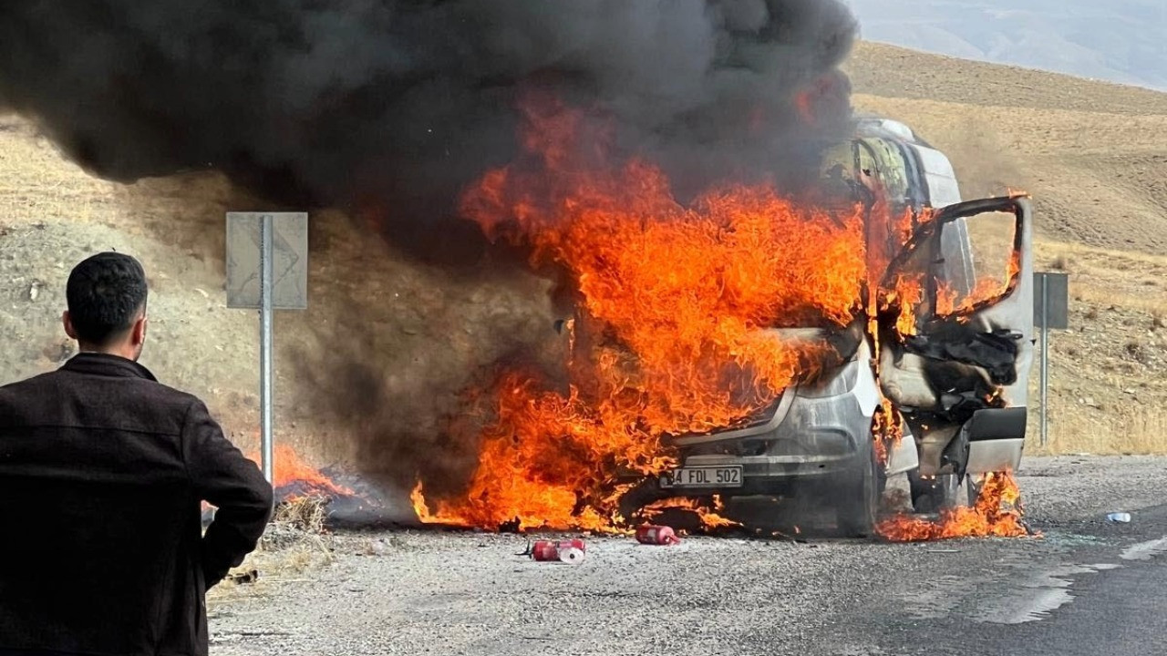 Hareket halindeki yolcu minibüsü bir anda alev aldı