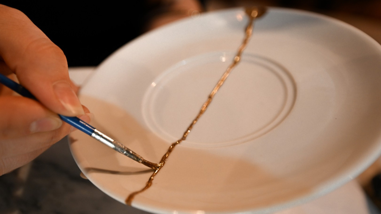 Kırılan tabaklar sanat eserine dönüşüyor