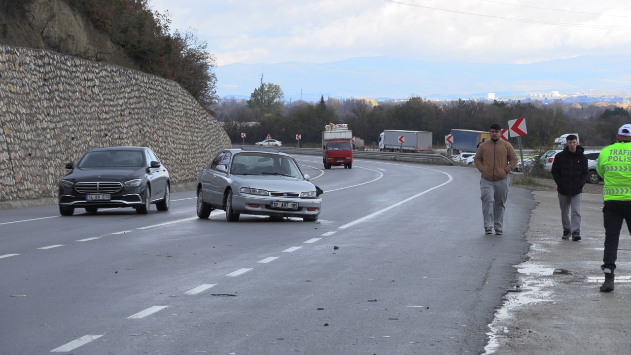 3 araç kaza yaptı: Yaralılar var
