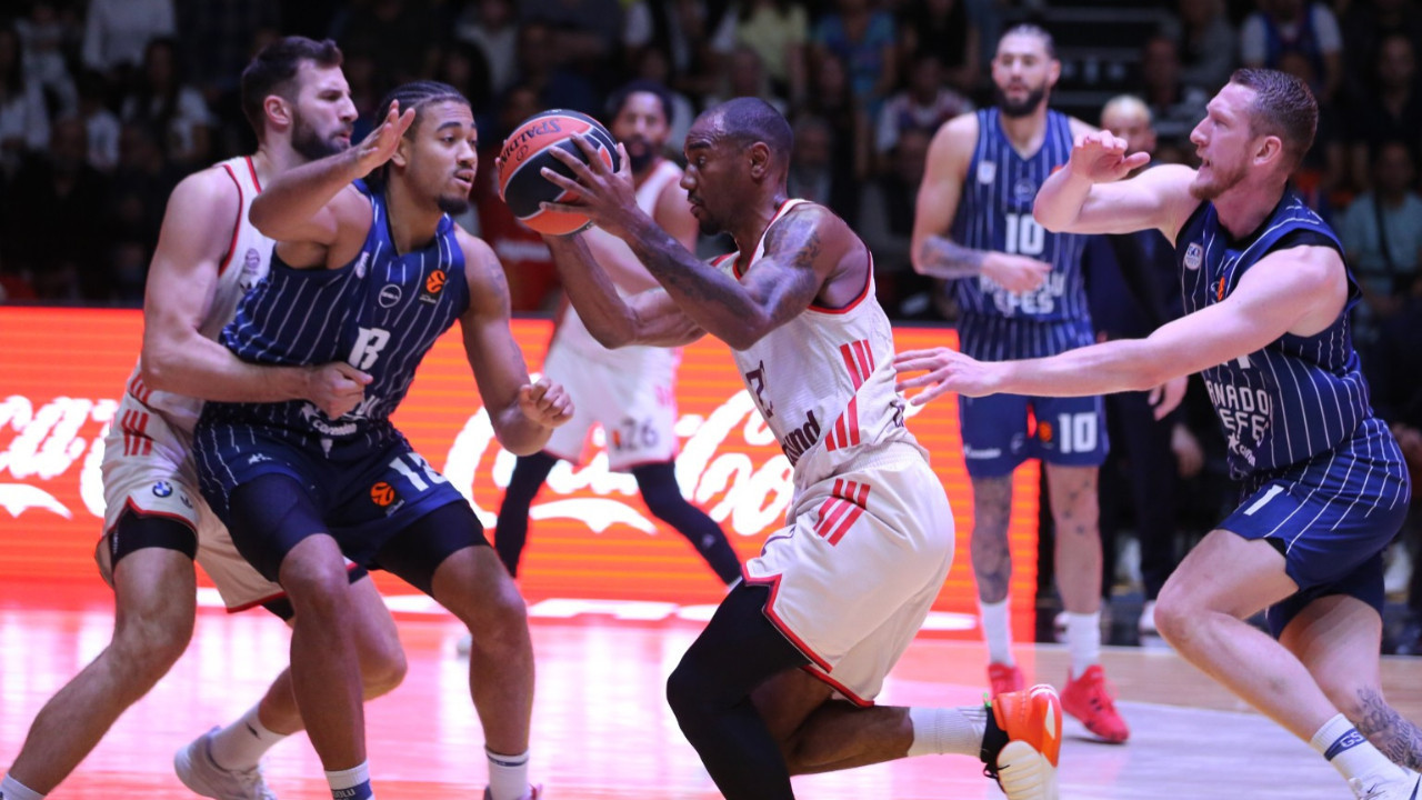 Anadolu Efes'e EuroLeague'de nefes aldıran galibiyet