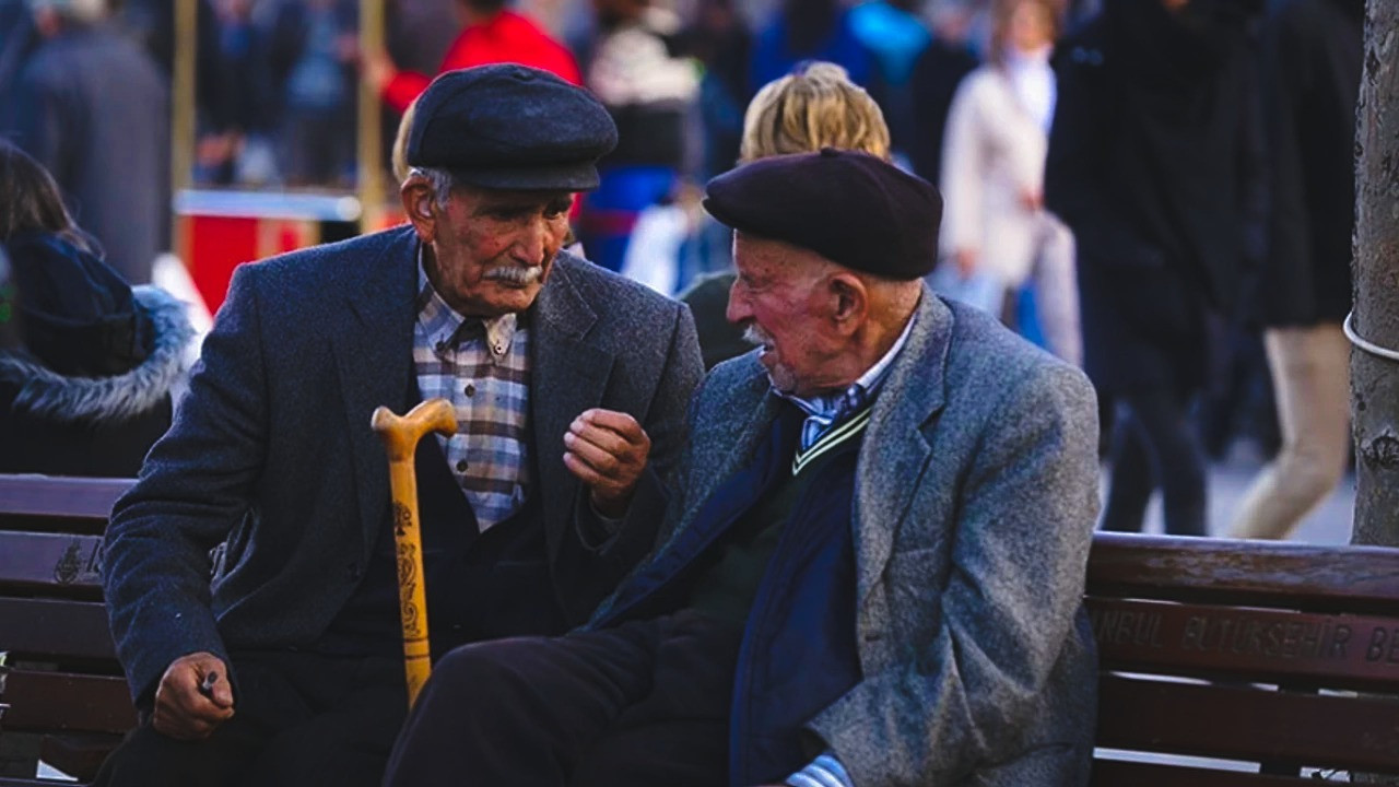 Emekliler kirayı ödeyebilmek için 'gençlik yıllarına' dönüyor!