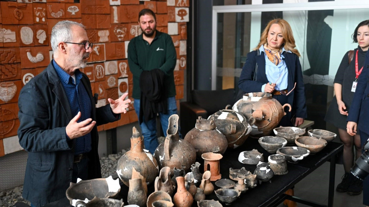 İzmir'de keşif yağmuru! Kadın figürü ve 5 bin yıllık kaplar gün yüzüne çıktı